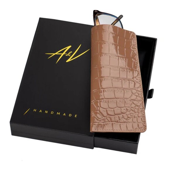 Minimalist Calfskin Eyewear Case – Alligator Grain Finish - Lacquer Clay Brown - Picture 2 of 3